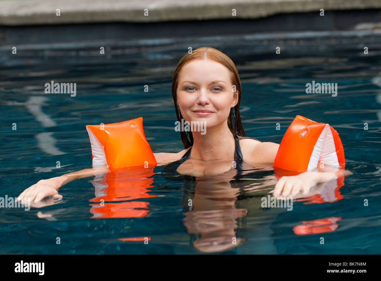 Frau Im Pool Tragen Schwimmflügel Stockfotografie Alamy