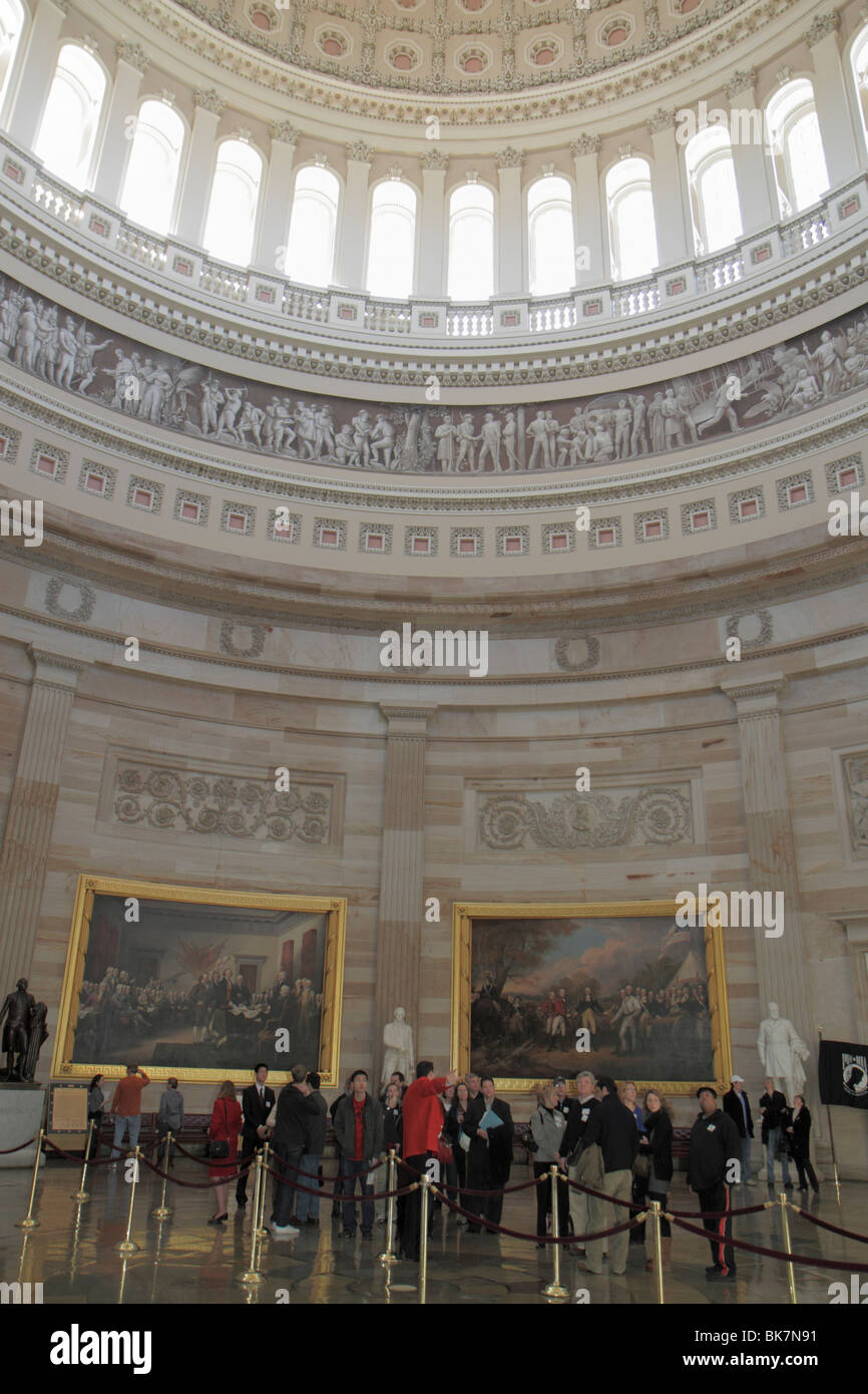 Washington DC, USA US Capitol, Rotunde, Geschichte, Regierung, Fries, Kuppel, Gemälde, Kapitulation von General John Burgoyne, Unabhängigkeitserklärung Stockfoto