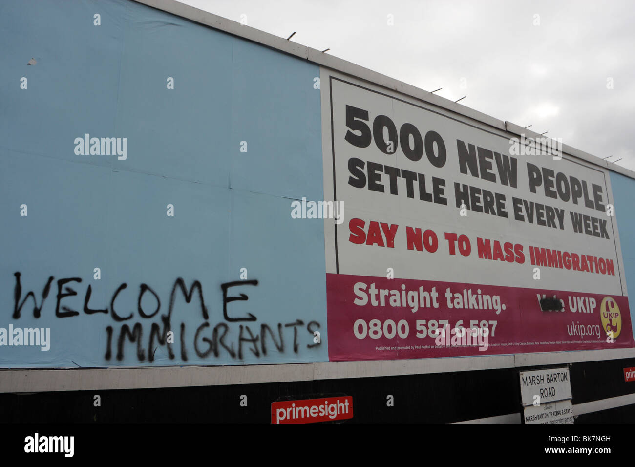 Die UKIP billboard mit anti-Immigration Nachricht 2010 britische allgemeine Wahl. Uneinigkeit in der Debatte über Einwanderung Stockfoto