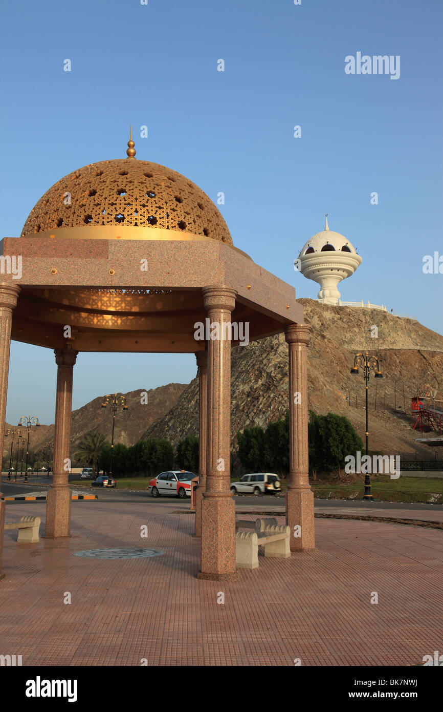 schöne Sonne Shelter Dome an der Strandpromenade Corniche von Muttrah Viertel, Muscat, Sultanat Oman. Foto: Willy Matheisl Stockfoto