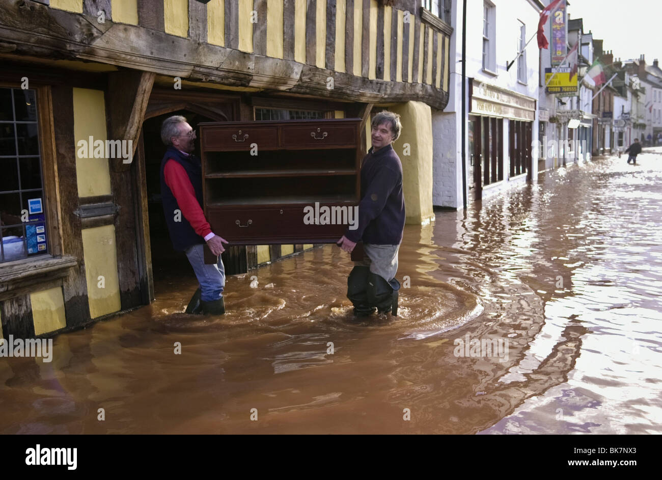 Nach starkem Regen am Brookend Straße Ross am Wye Herefordshire England UK überflutet Antiquitätengeschäft Räumlichkeiten Lager entfernen Stockfoto