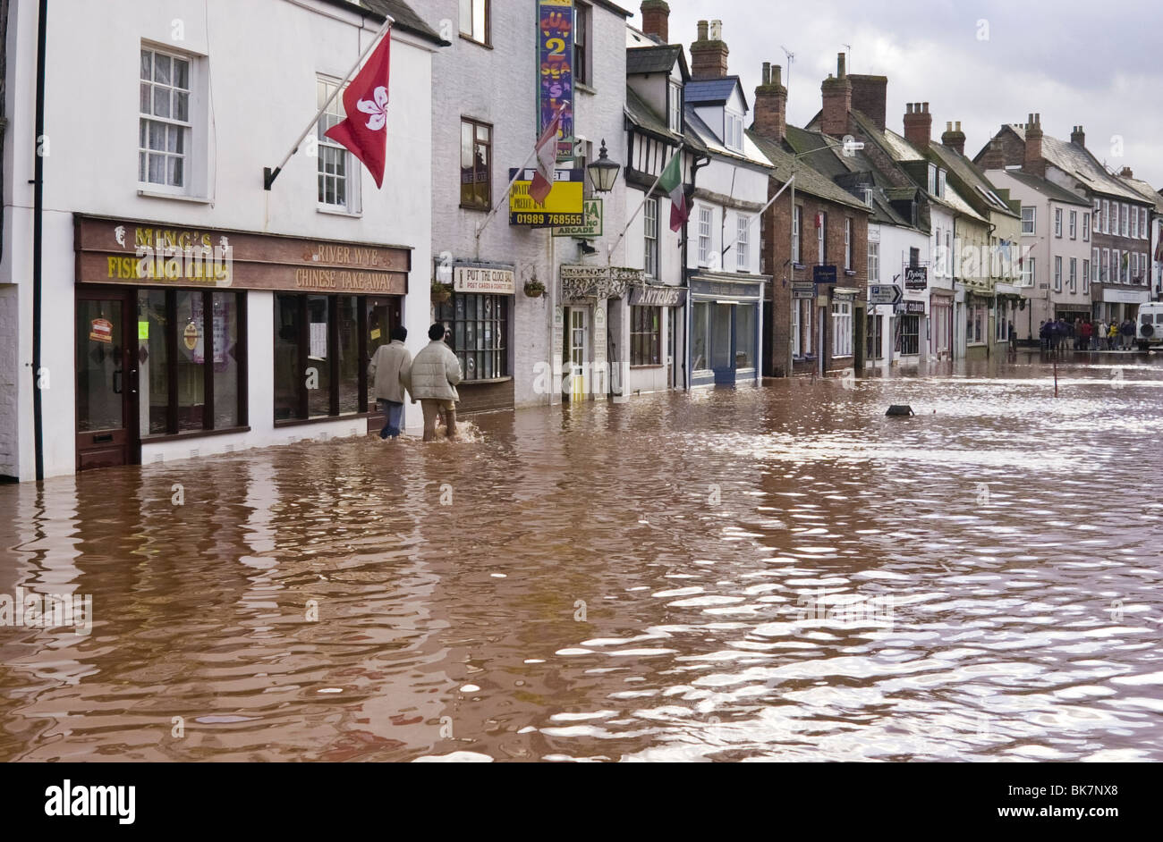 Flutung des chinesischen Imbiss und Shop Räumlichkeiten nach starkem Regen am Brookend Straße Ross am Wye Herefordshire England UK Stockfoto