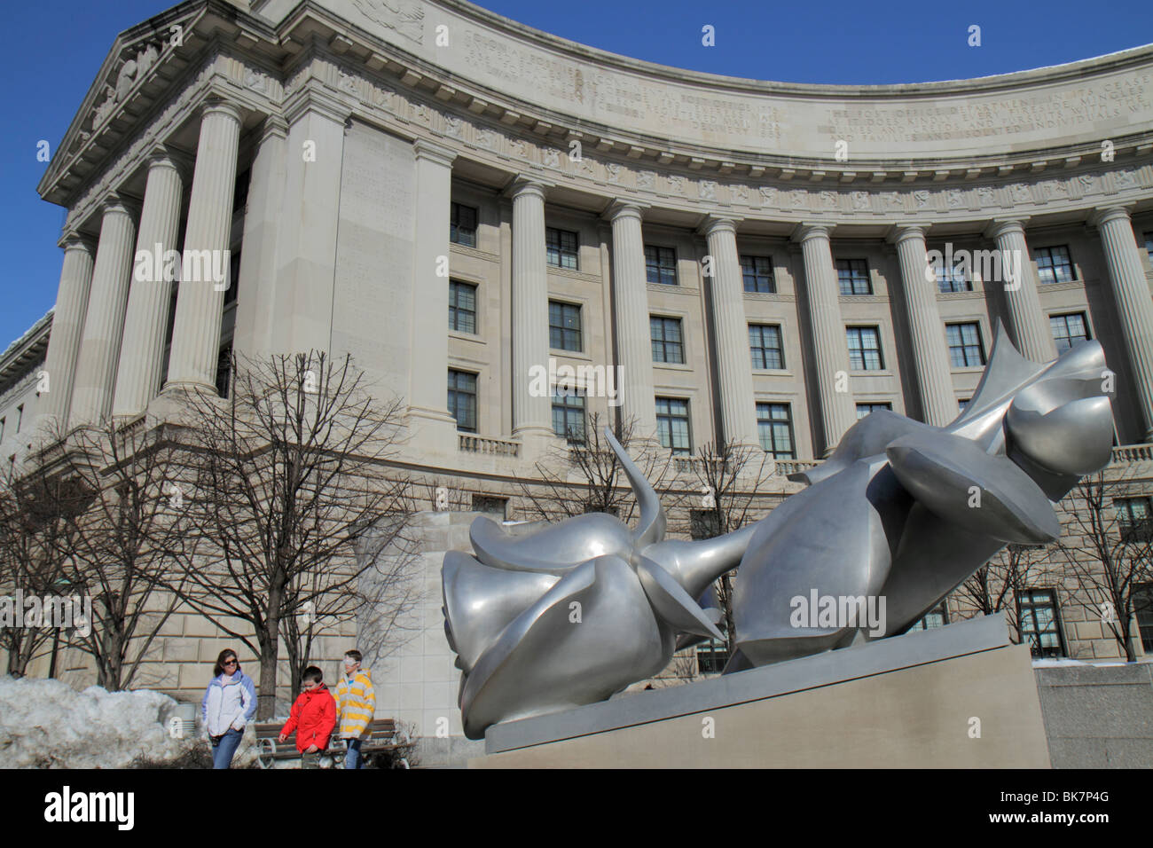 Washington D.C., Pennsylvania Avenue Historic District, Federal Triangle, Bürogebäude, Ariel Rios Federal Building, EPA, Kunstwerke, Skulpturen Stockfoto