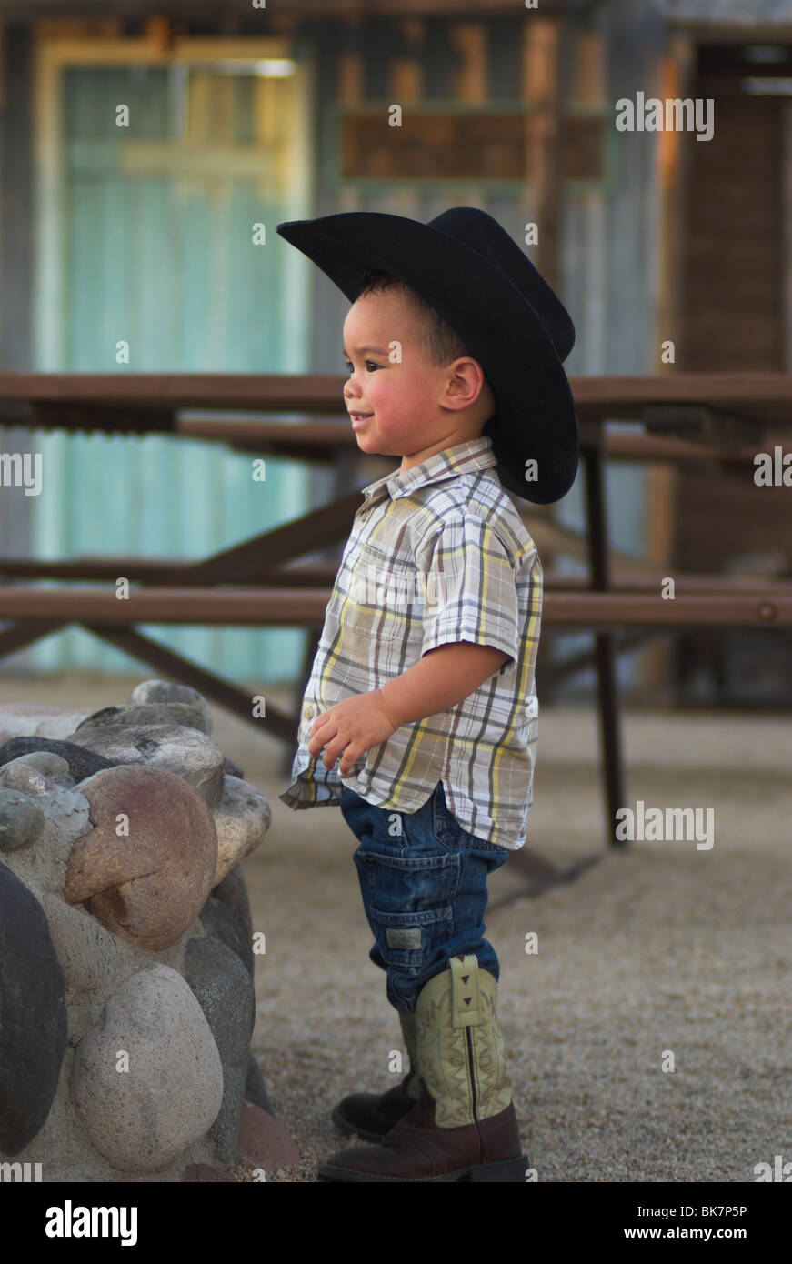 Eine niedliche gemischt 2-4 jährige Rennen junge tragen Cowboy-Stiefel und Hut (frei) Stockfoto