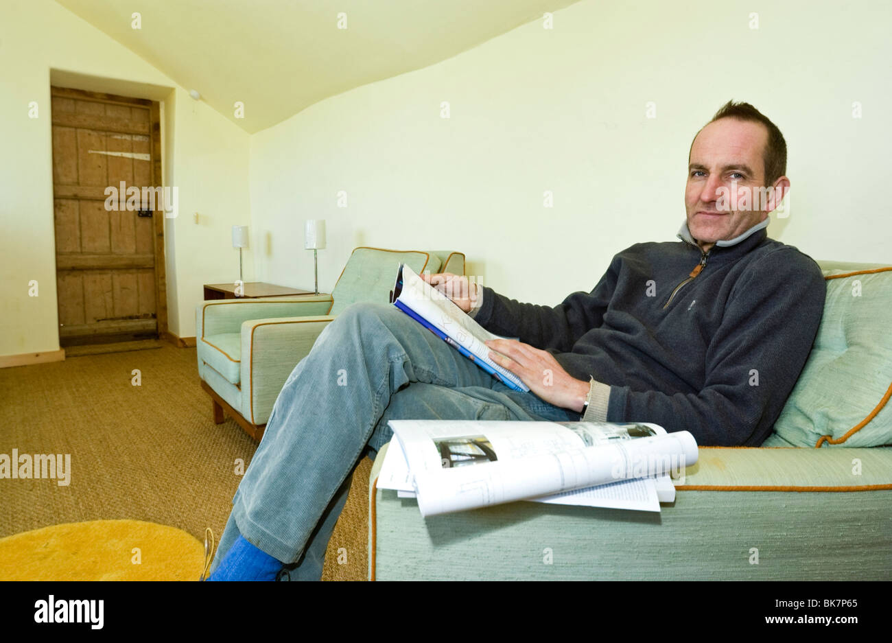 Sender und Designer Kevin McCloud abgebildet in seinem Relax-Zone ein Gebäude teilweise mit Strohballen England UK Stockfoto