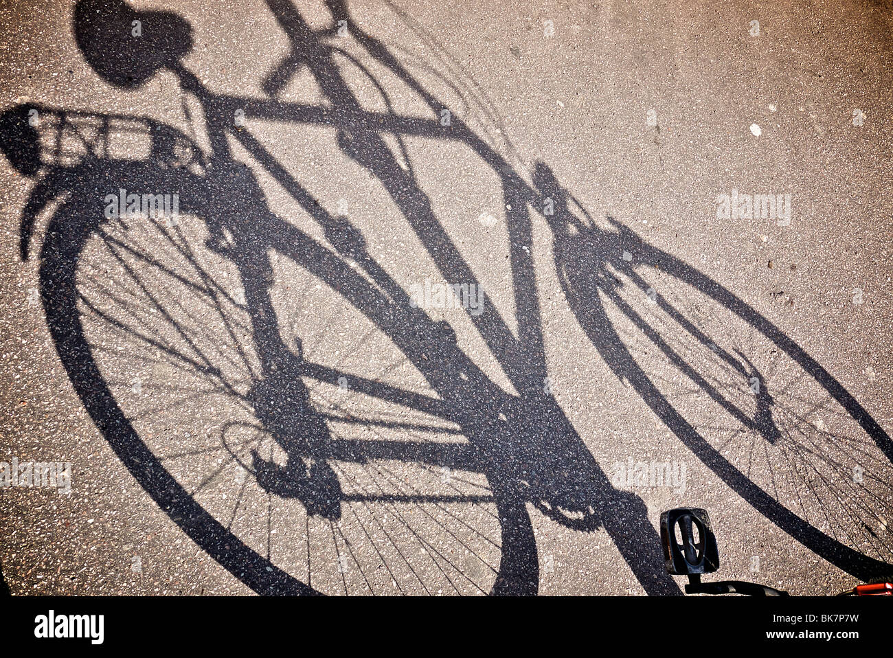 Fahrrad-Schatten auf Bürgersteig Stockfoto