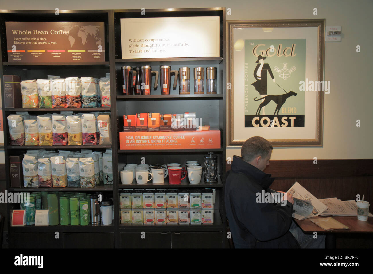 Washington DC D.C., Metro Center, Café, Starbucks, Geschäft, Geschäfte, Unternehmen, Bezirk, Unternehmen, Café-Shop, Verpackung, Tassen, Merchandise, Koffein, Adul Stockfoto