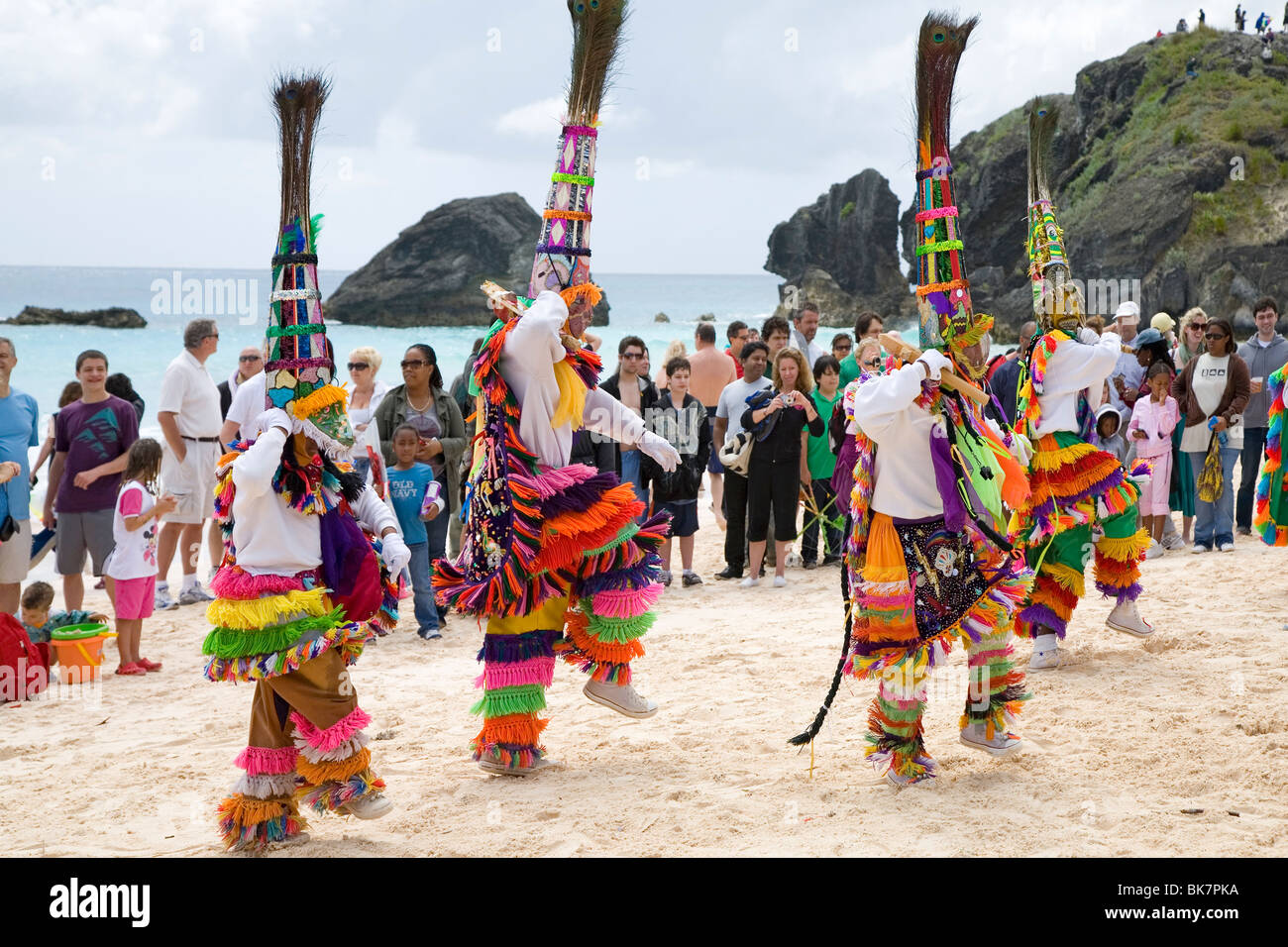 Gombey Tänzer tanzen am Strand von Horseshoe Bay, Bermuda. Stockfoto