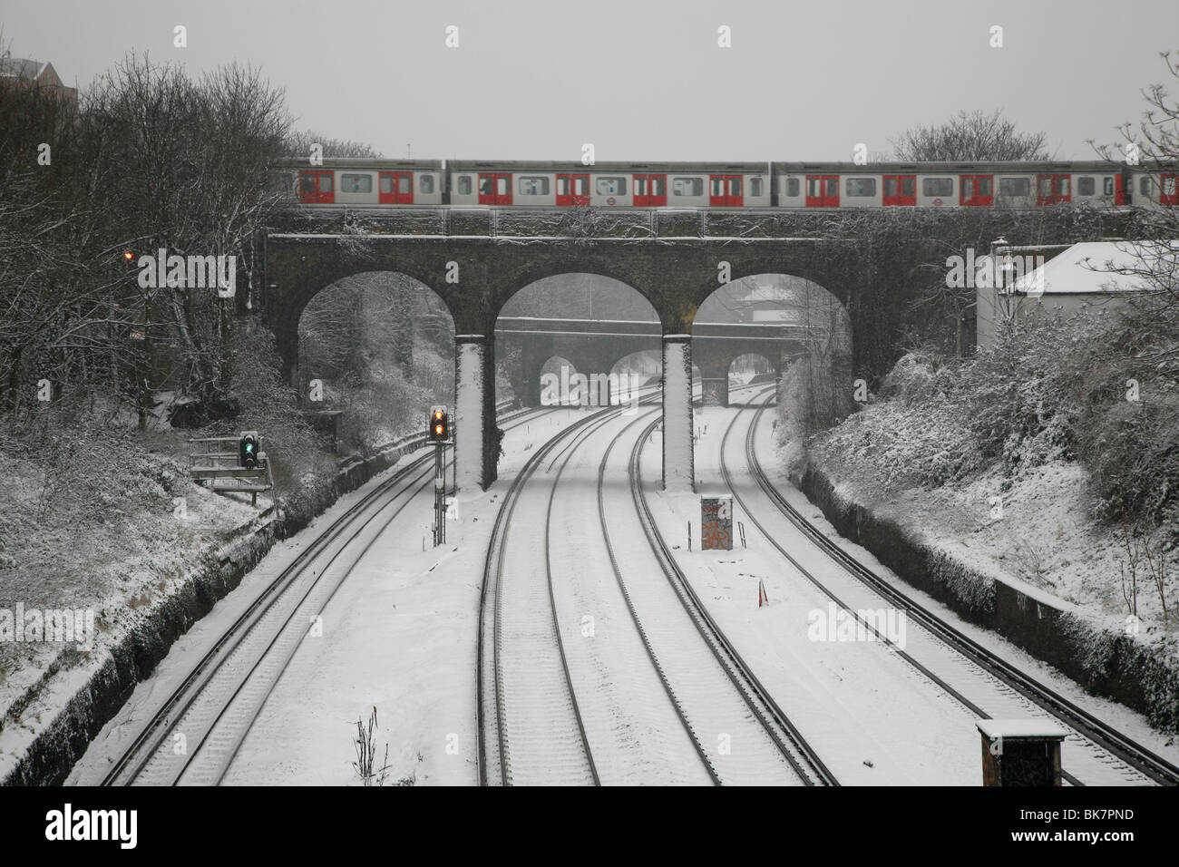 Bezirk-Line-Zug fahren in einer verschneiten Putney, London, UK Stockfoto
