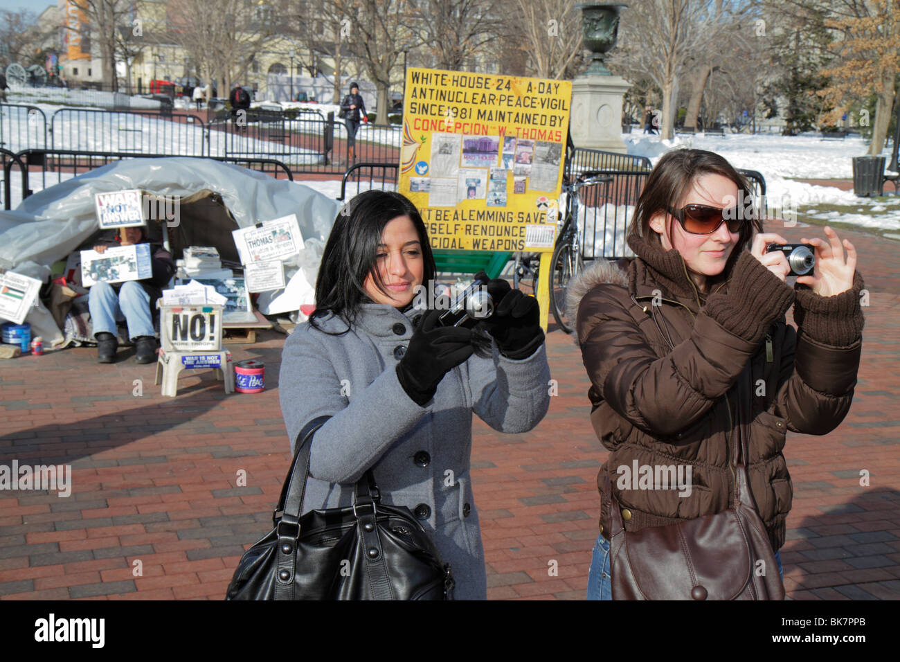 Washington DC, Lafayette Square, President's Park, Weißes Haus, Präsidentschaft, Regierung, politischer Protest, Protestler, Schild, Frau weibliche Frauen, junger Erwachsener, Taki Stockfoto