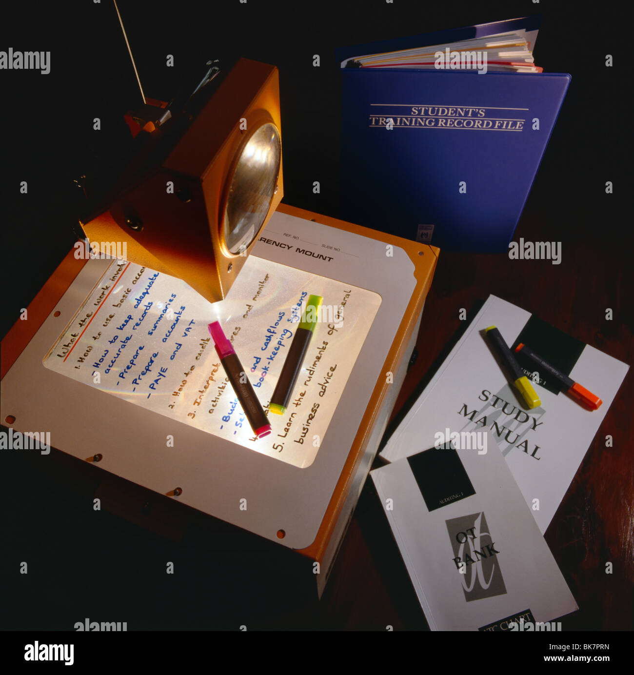 Traditionelle alte tech OHP Overhead Projektor mit Film overlay Zelle visuelle und Nachschlagewerke Stockfoto