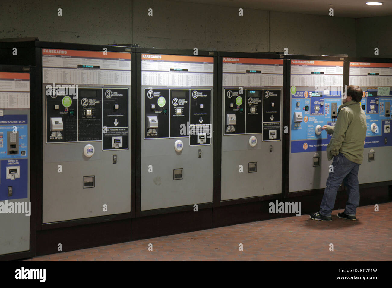 Washington DC, Gallery Place Metro Station System, Verkaufsautomat, Fahrkarte, Passagiere Fahrer, Pendler, Pendler, DC100222019 Stockfoto