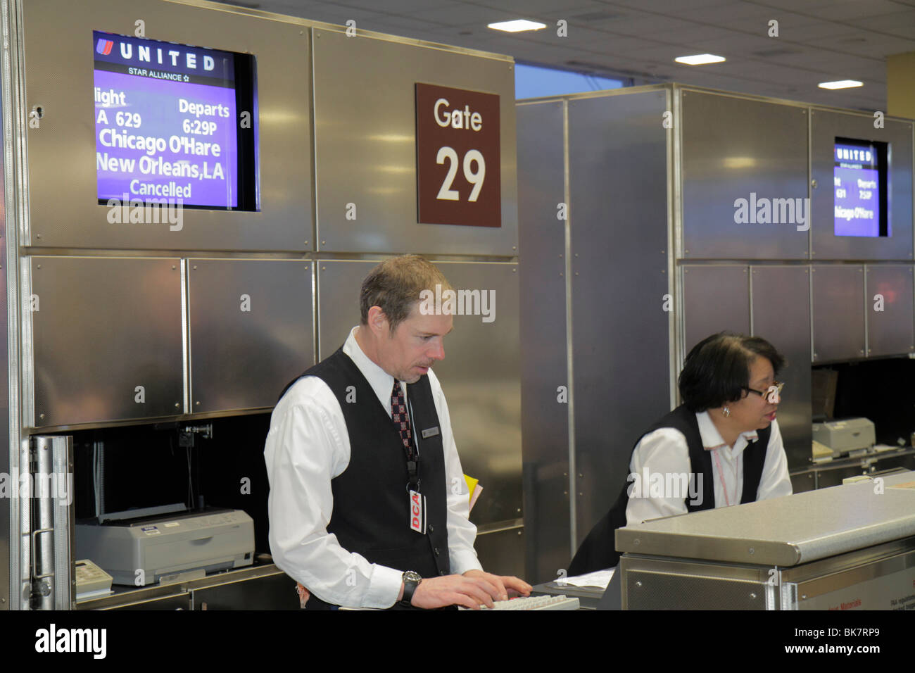 Virginia Arlington, Ronald Reagan Washington National Airport, DCA, United Airlines, Boarding Gate, Abflug, Aufseher, Arbeiten, Arbeiten, Servern Mitarbeiter emplo Stockfoto