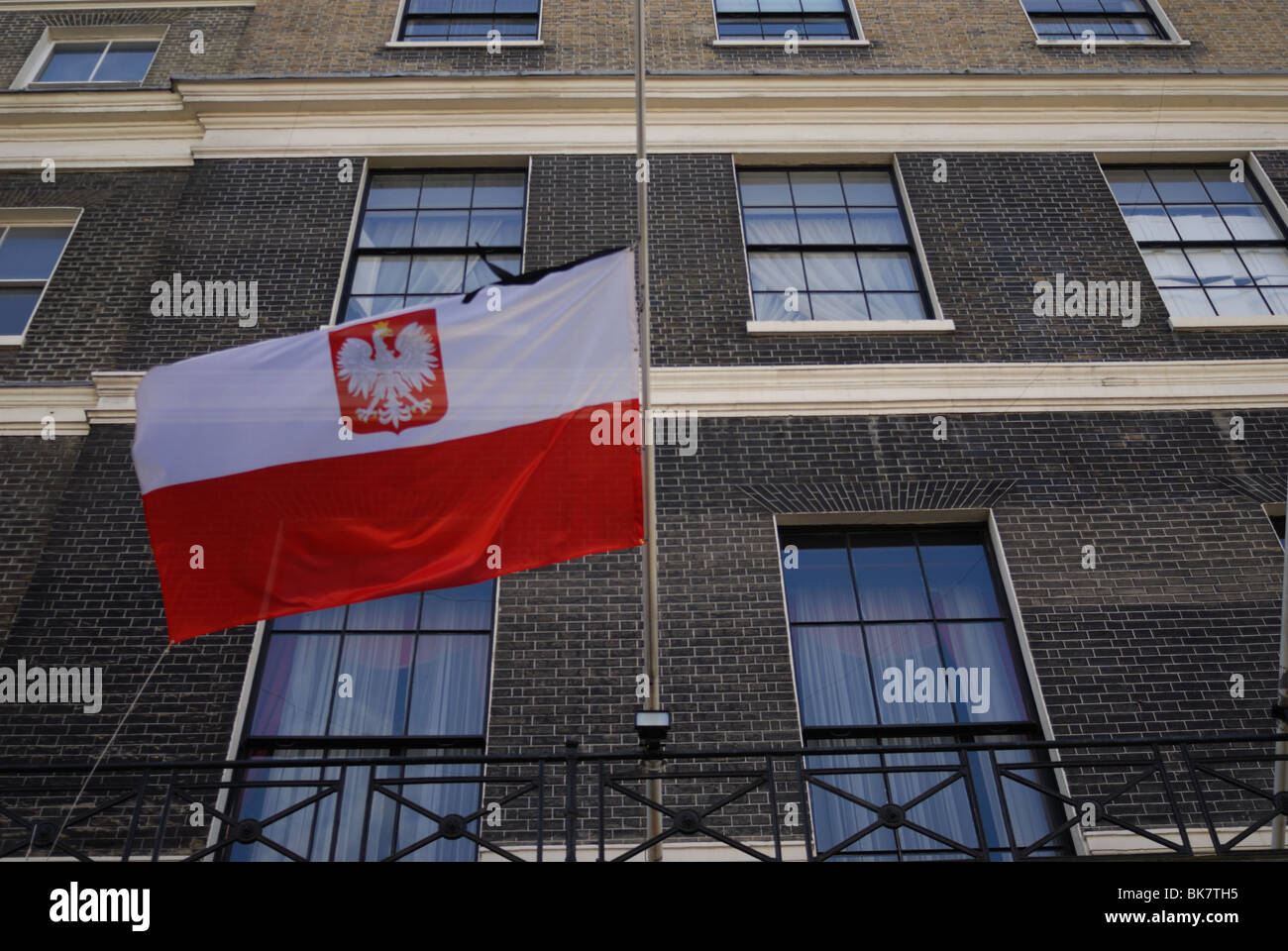 Die polnische Flagge fliegt auf Halbmast in der polnischen Botschaft in London nach dem Tod von der First Lady und Präsident. Stockfoto