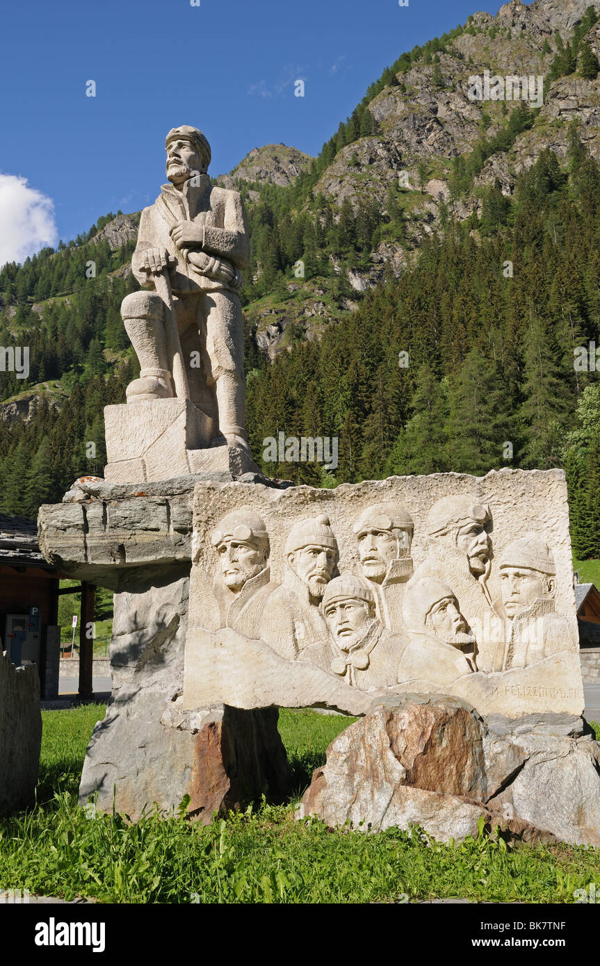 Denkmal für sieben junge Männer, die nahe dem Gipfel des Monte Rosa im Jahre 1778 vom Valle di Gressoney Italien stieg Stockfoto