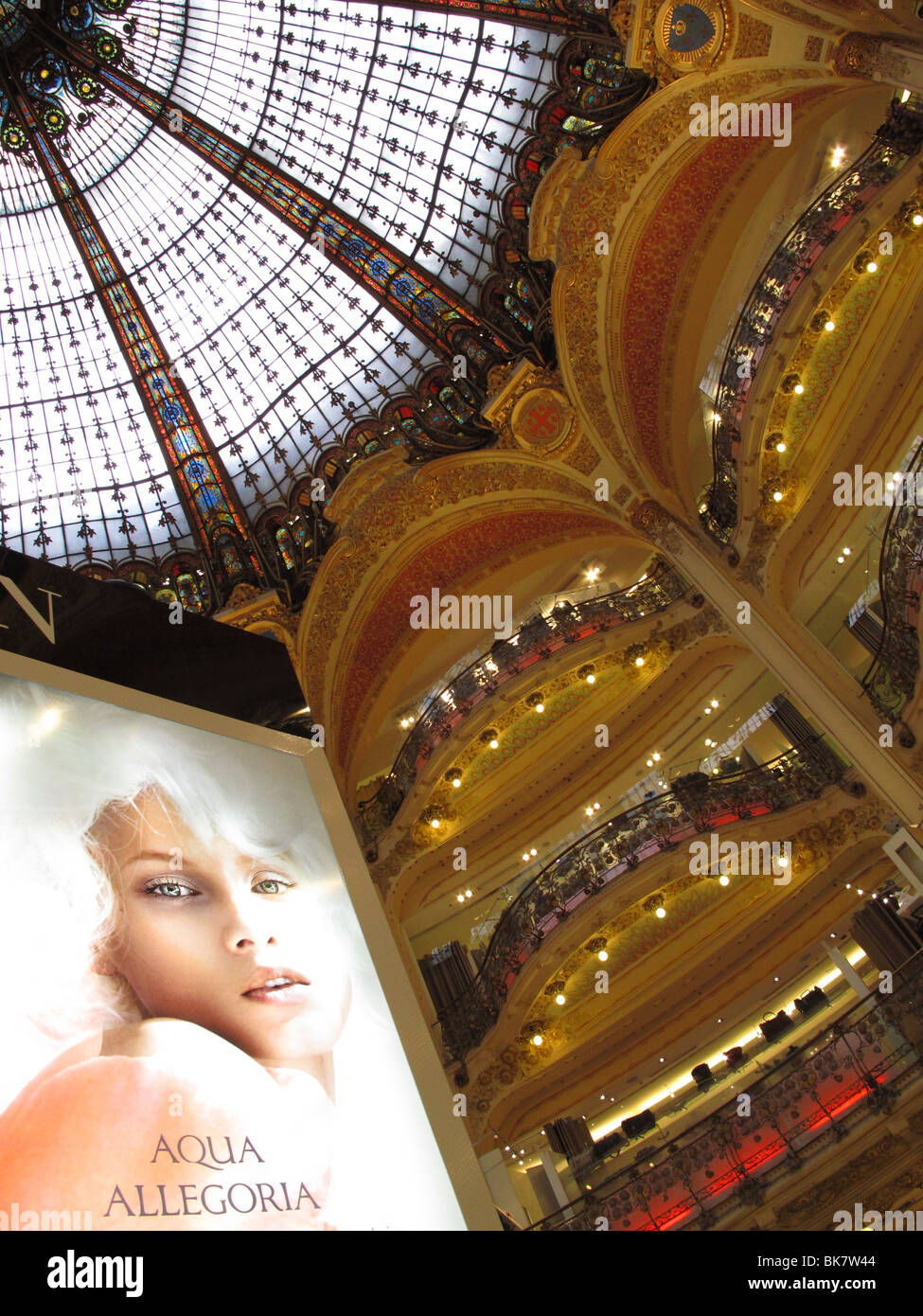 Die Galeries Lafayette innen Glas Kuppel Mode einkaufen in Paris Stockfoto