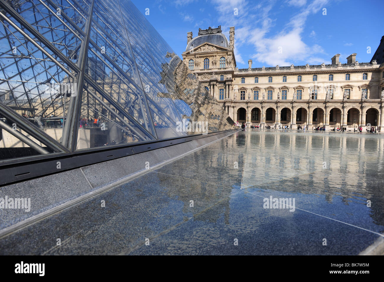Frankreich Paris Louvre Museum Musée Palais I.M. Pei äußere Pyramide Glas Stockfoto