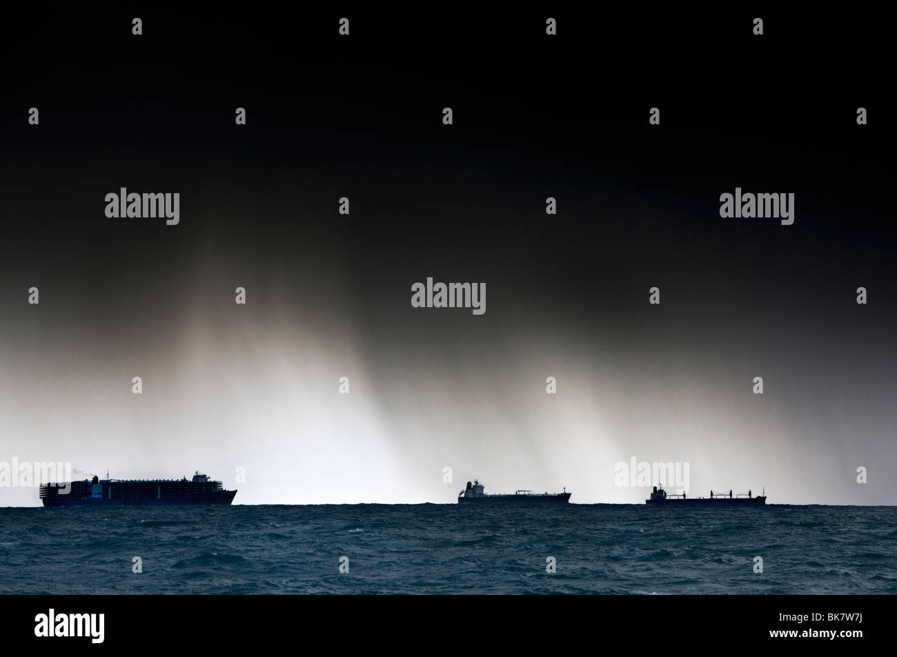 Regen und Sturm Wolken über drei Frachtschiffe. Stockfoto