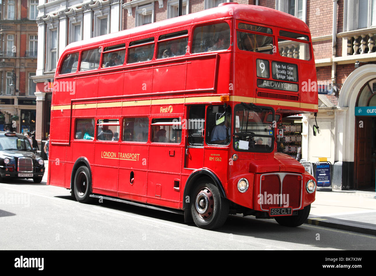 Traditionelle Londoner Routemaster Bus an der Shaftesbury Avenue im Londoner West End Stockfoto
