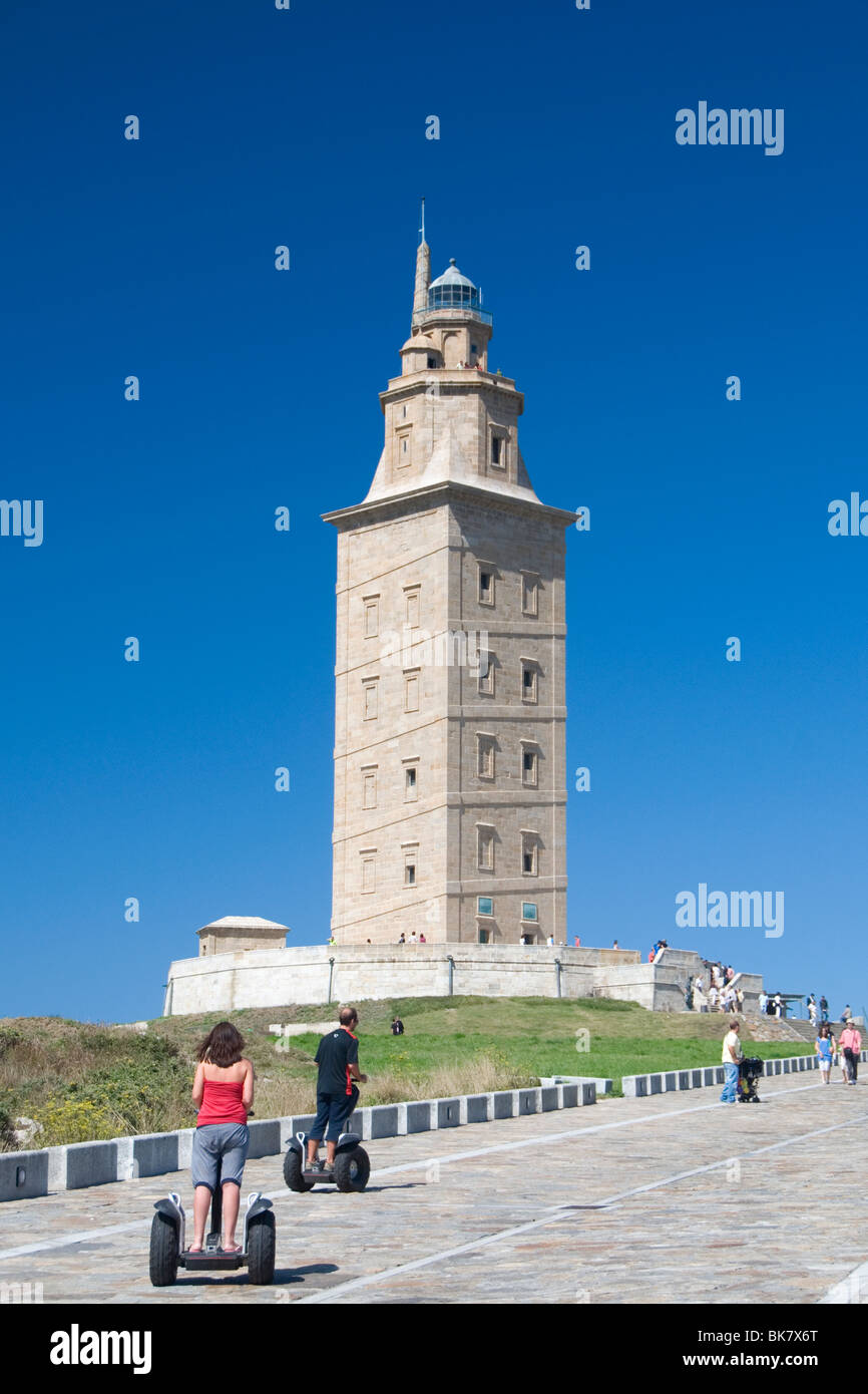 Besucher auf Segways nähert sich der Turm des Herkules in A Coruña, Galicien, Spanien Stockfoto