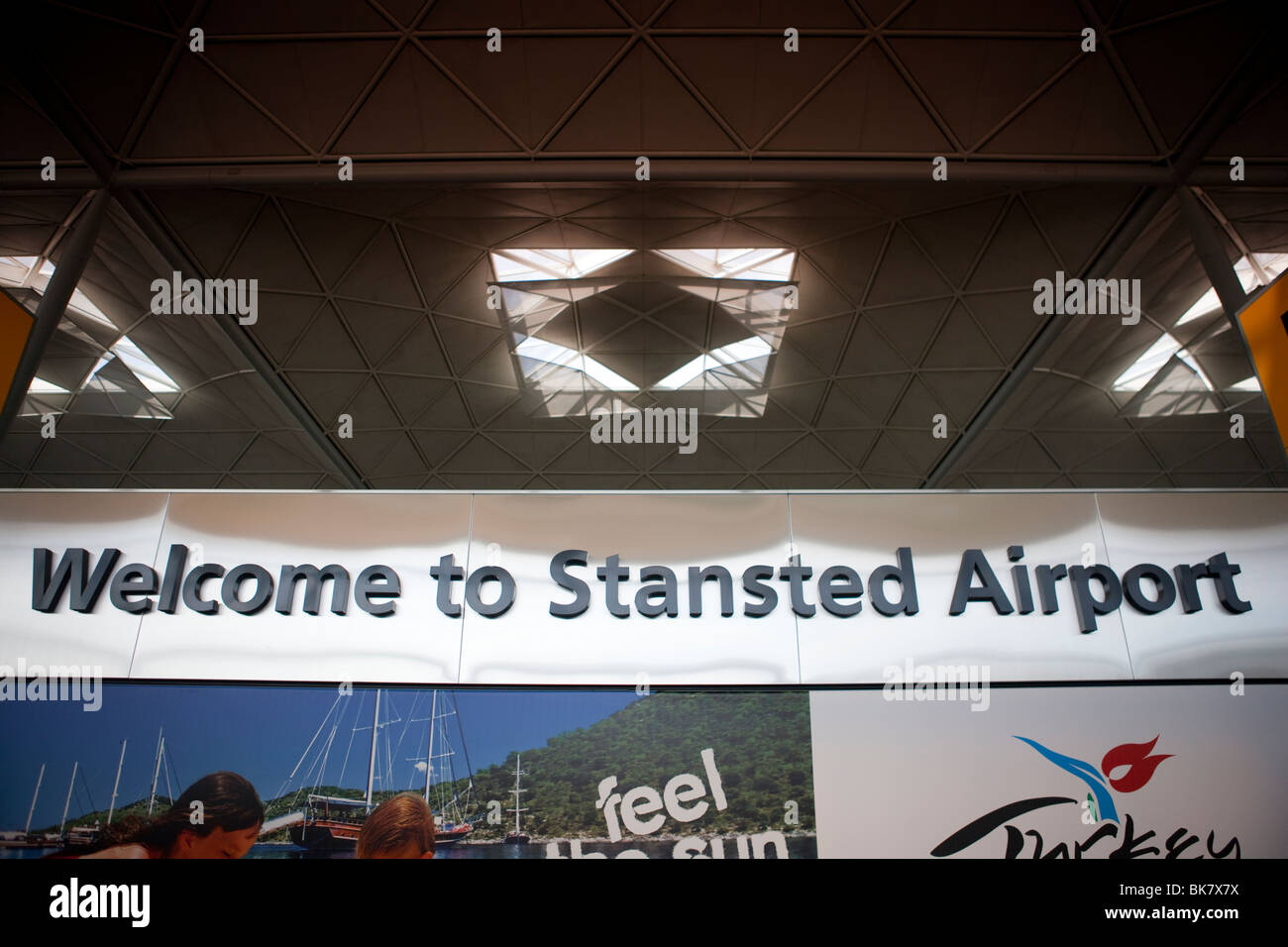 Willkommen Sie bei Stansted Airport Zeichen im Terminal des Flughafen London Stansted in Essex Stockfoto