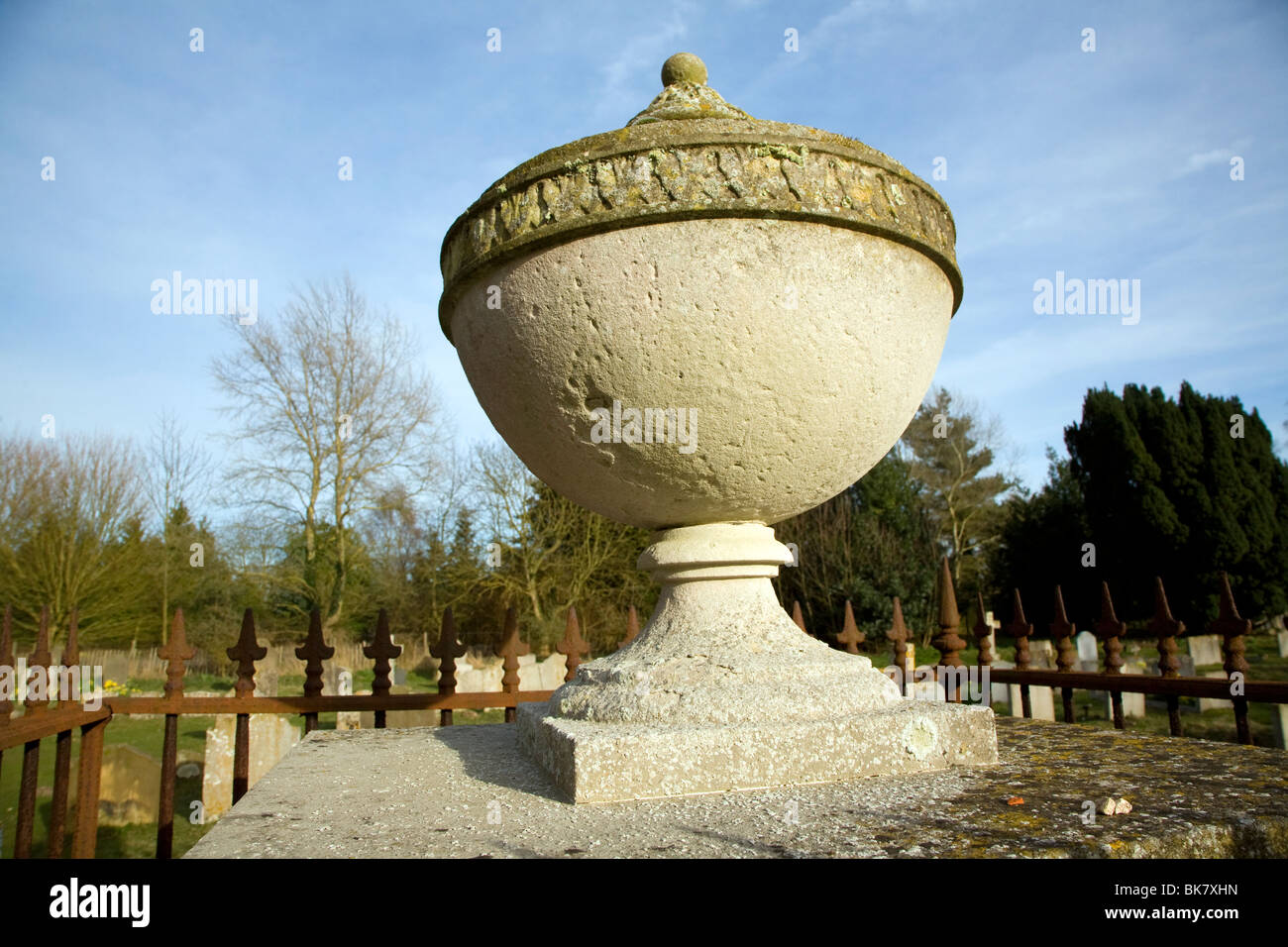 Grab urne -Fotos und -Bildmaterial in hoher Auflösung – Alamy