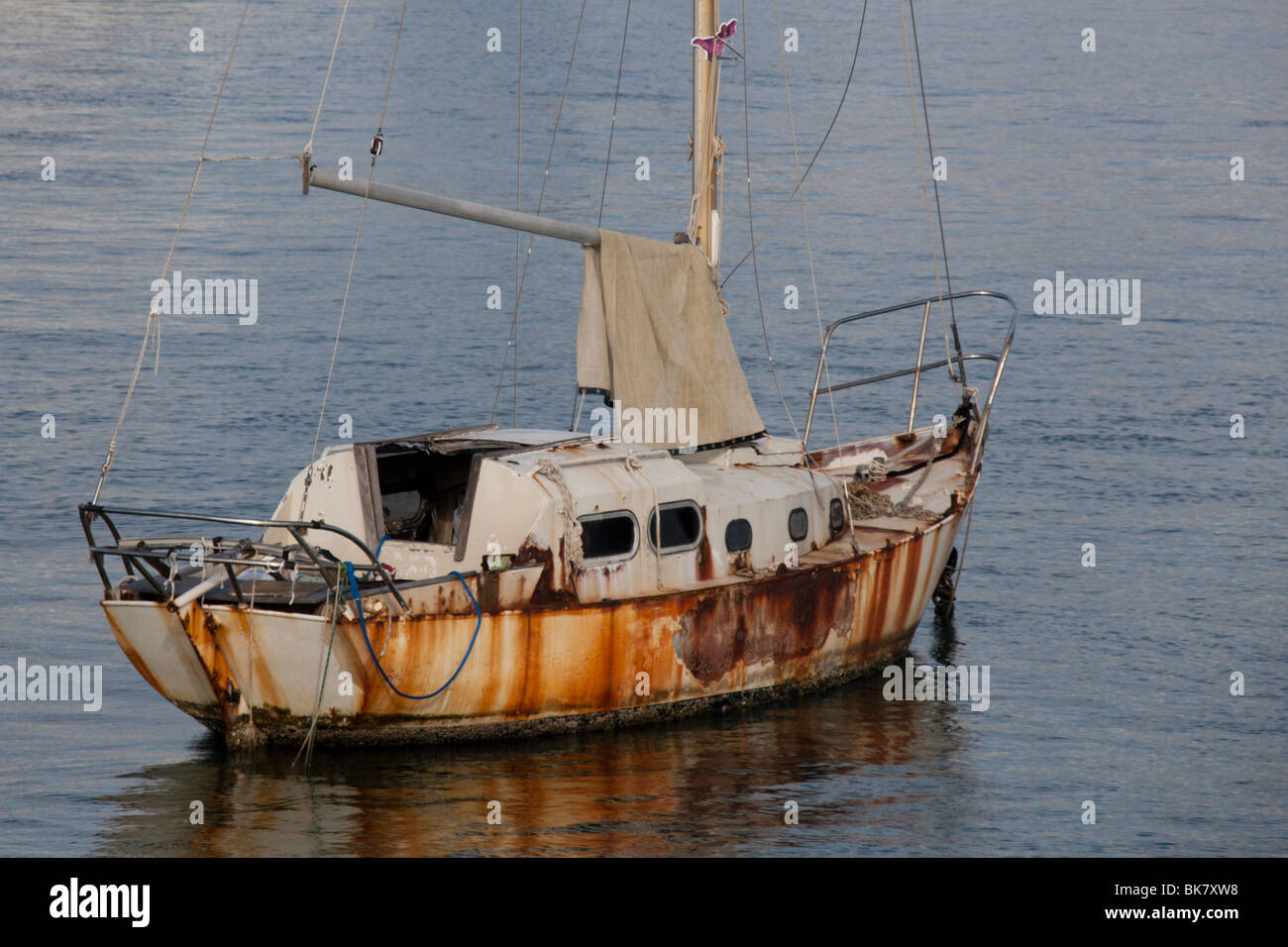 Eine vernachlässigte Segelboot sitzt vor Anker auf dem Intracoastal Waterway, Palm Beach, Florida Stockfoto