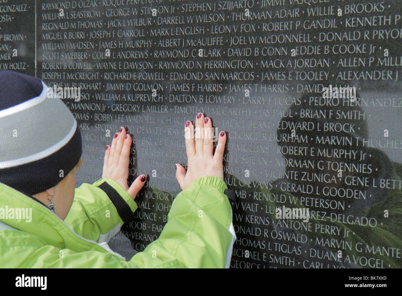 Washington DC Washingto, D.C., National Mall und Memorial Parks, Vietnam Veterans Memorial Wall, Vietnam war, Denkmal, Architektin Maya Lin. Frau, Frauen, touc Stockfoto