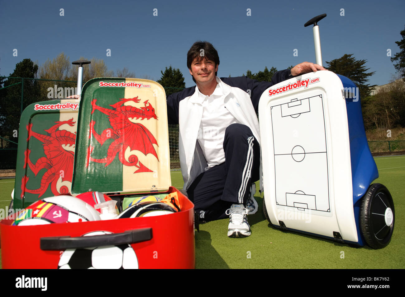 Ehemaliger Profi-Fußballer Lee Jenkins mit seinem innovativen SoccerTrolley, entworfen, um 6 Fußbälle, Wales UK halten Stockfoto