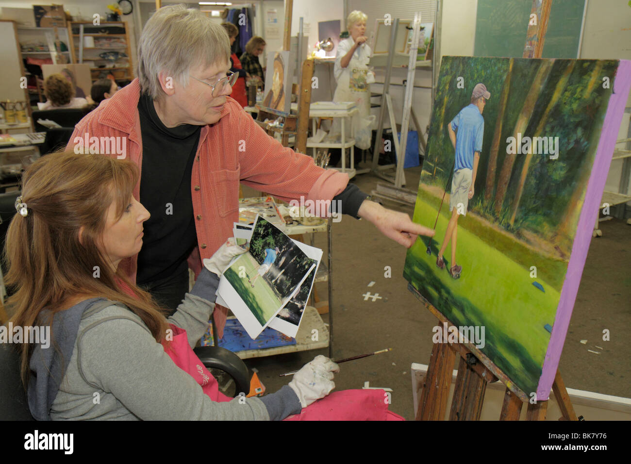 Alexandria Virginia, Altstadt, Torpedo Factory Art Center, Artist in Residence, Klasse, Erwachsene Erwachsene Frau Frauen weibliche Dame, Leinwand, Staffelei, Malerei, Kritik, Stockfoto