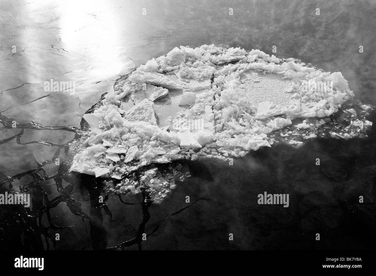 Blick auf Eisschollen auf dem Wasser schwimmt. Stockfoto