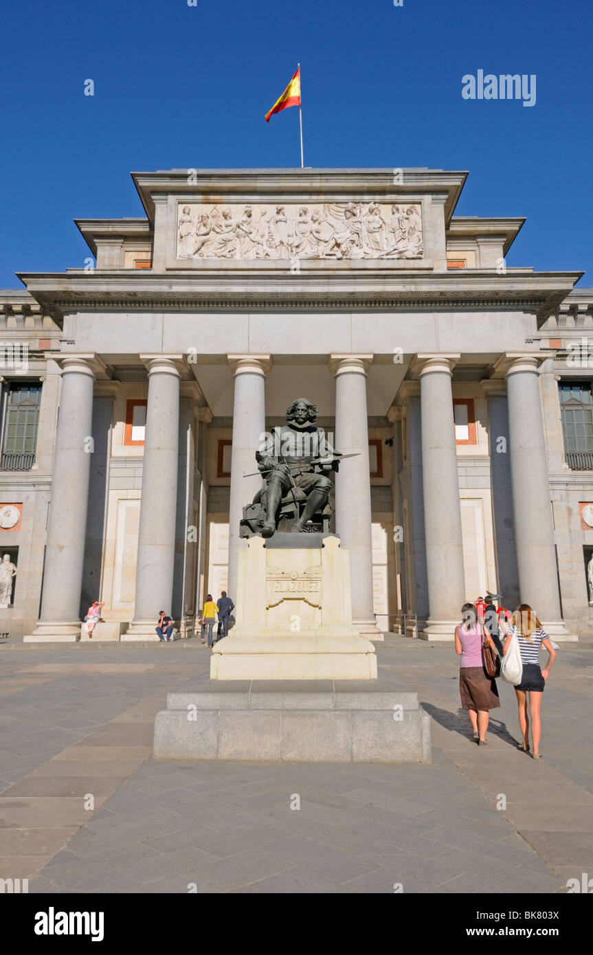 Madrid, Spanien. Prado Museum (westlicher Eingang). Statue von Diego Rodríguez de Silva y Velázquez, Maler 1599-1660 (1899: Von Aniceto Marinas) Stockfoto