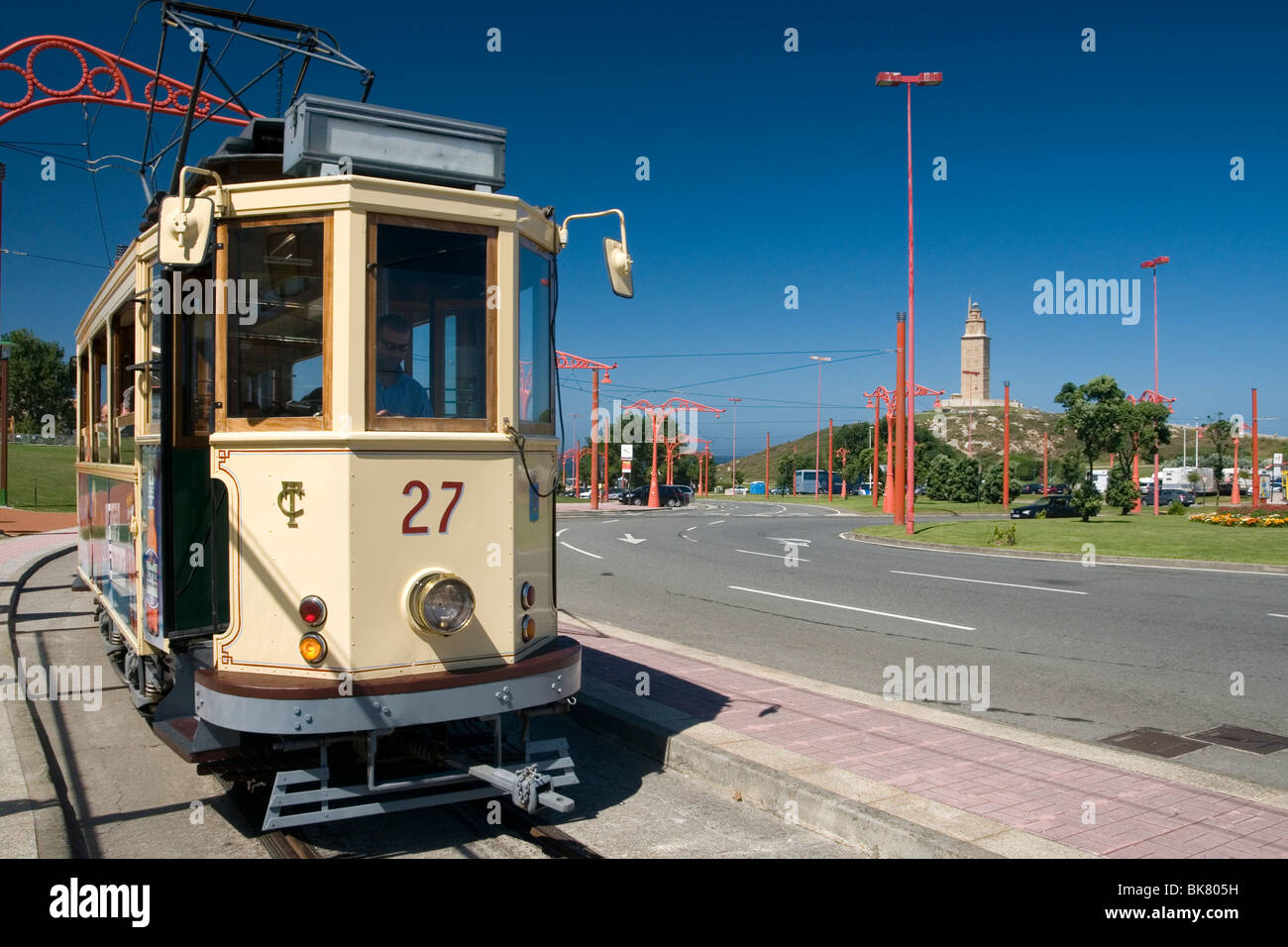 Straßenbahn hielt neben der Herkulesturm in A Coruña, Galicien, Spanien Stockfoto