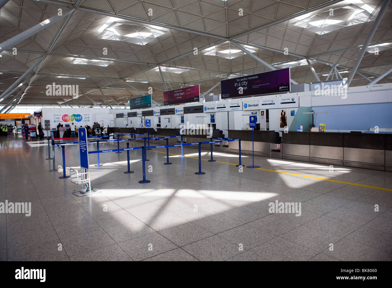 Leere Check-in Schaltern durch stornierte Flüge im Terminal des Flughafen London Stansted in Essex Stockfoto
