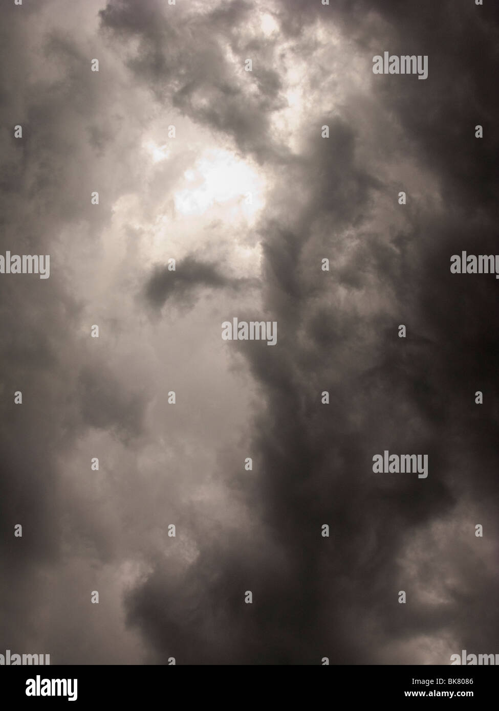 Dunkle Wolken mit Tornado im Vordergrund Stockfoto