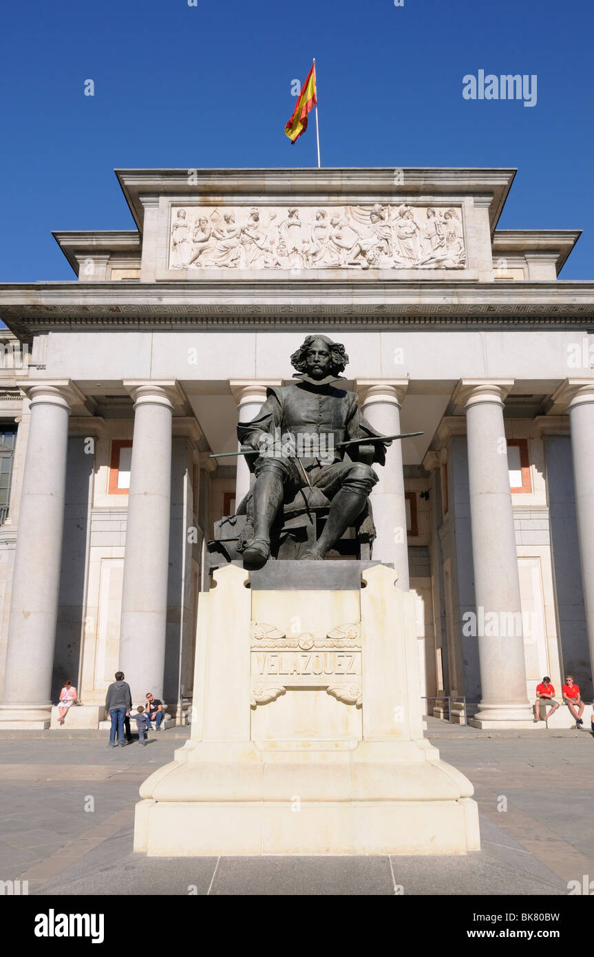 Madrid, Spanien. Prado Museum (westlicher Eingang). Statue von Diego Rodríguez de Silva y Velázquez, Maler 1599-1660 (1899: Von Aniceto Marinas) Stockfoto
