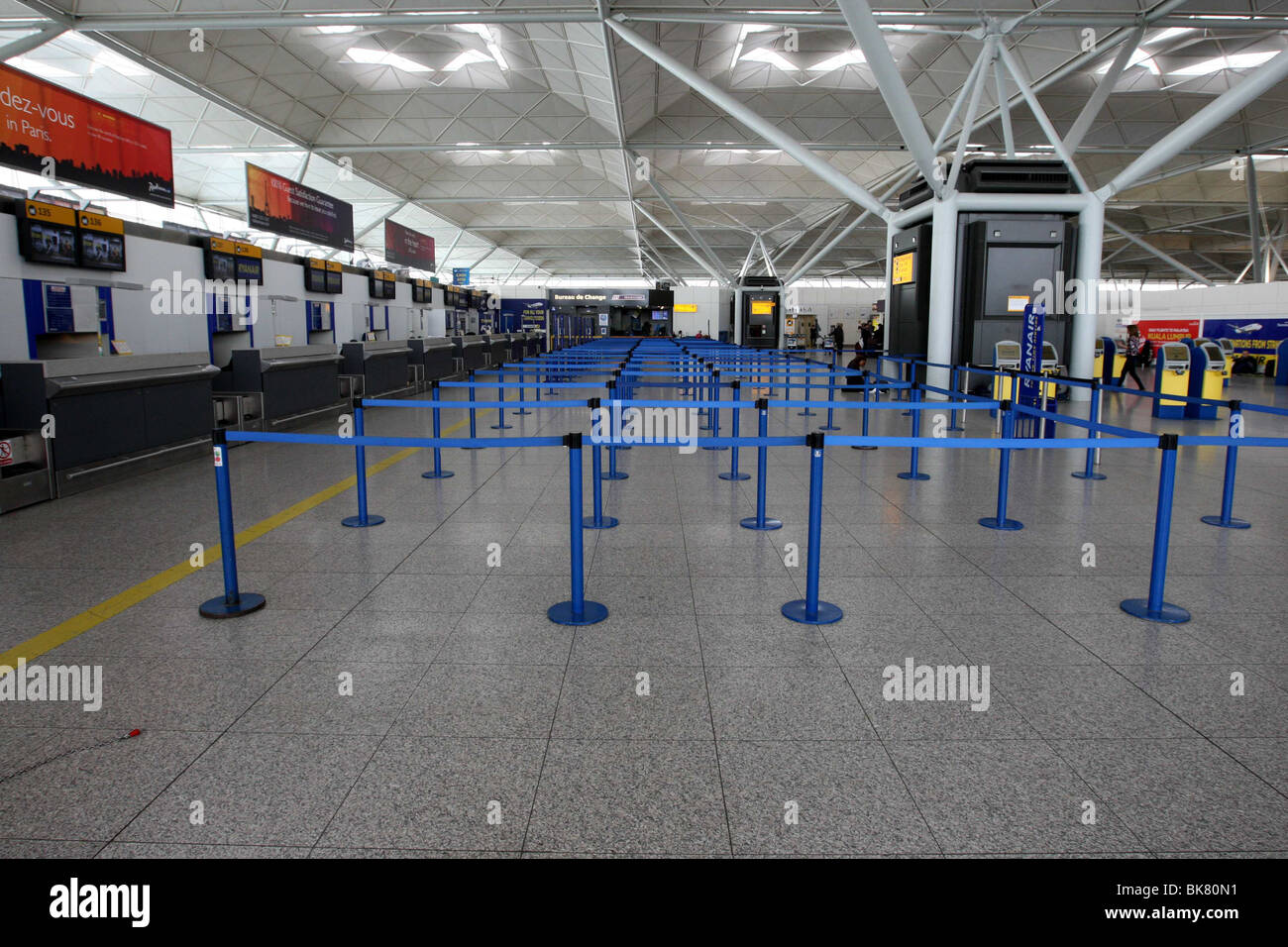 PASSAGIER-WARTESCHLANGEN AM FLUGHAFEN STANSTED Stockfoto