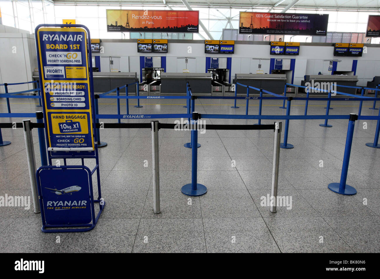 PASSAGIER-WARTESCHLANGEN AM FLUGHAFEN STANSTED Stockfoto