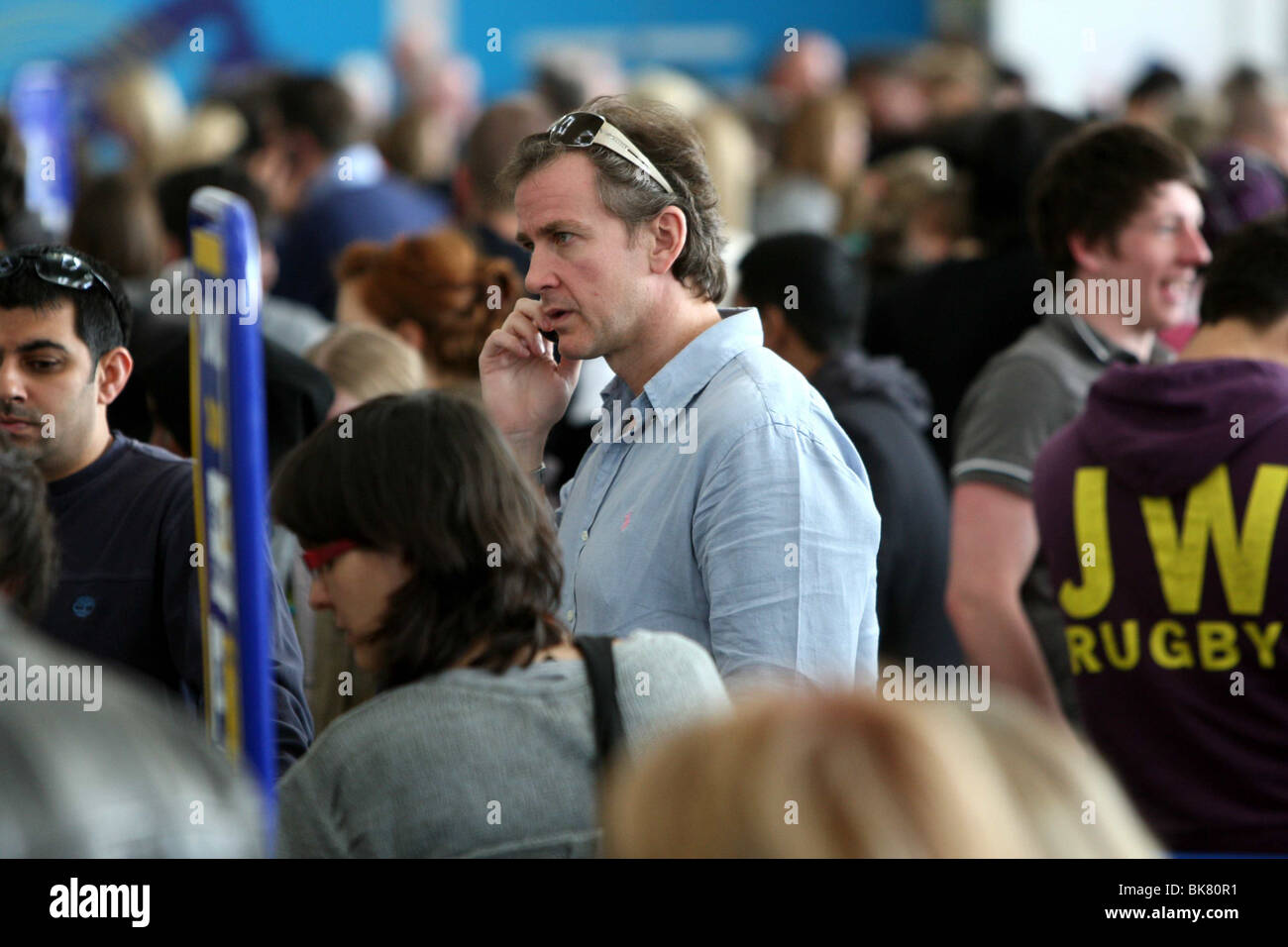PASSAGIER-WARTESCHLANGEN AM FLUGHAFEN STANSTED Stockfoto