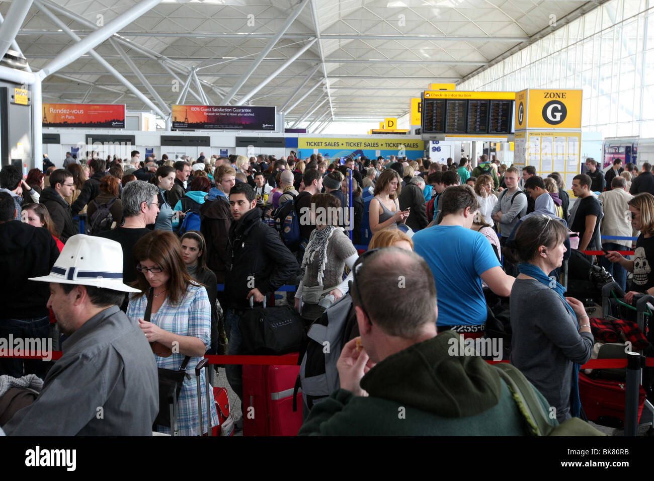 PASSAGIER-WARTESCHLANGEN AM FLUGHAFEN STANSTED Stockfoto