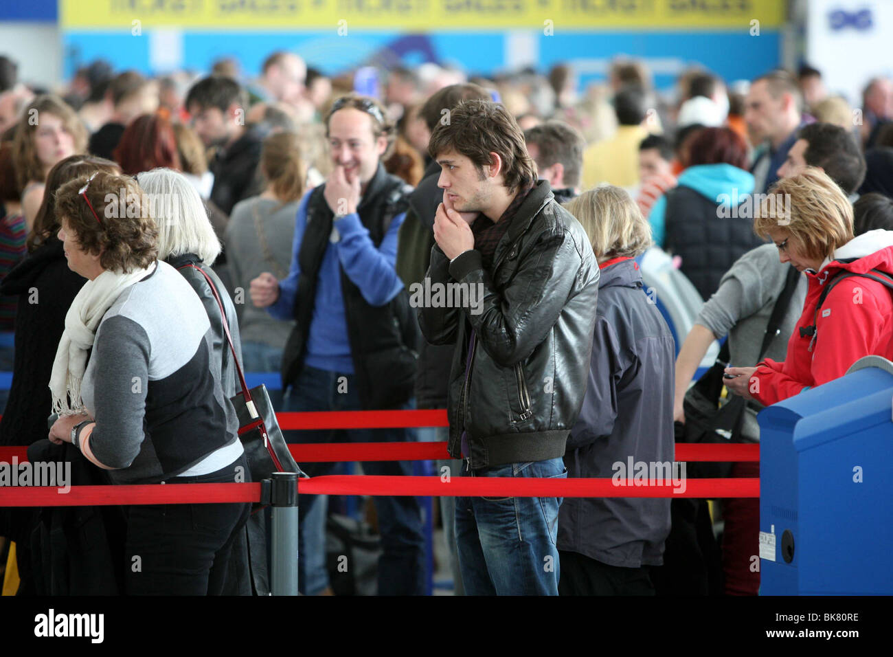 PASSAGIER-WARTESCHLANGEN AM FLUGHAFEN STANSTED Stockfoto