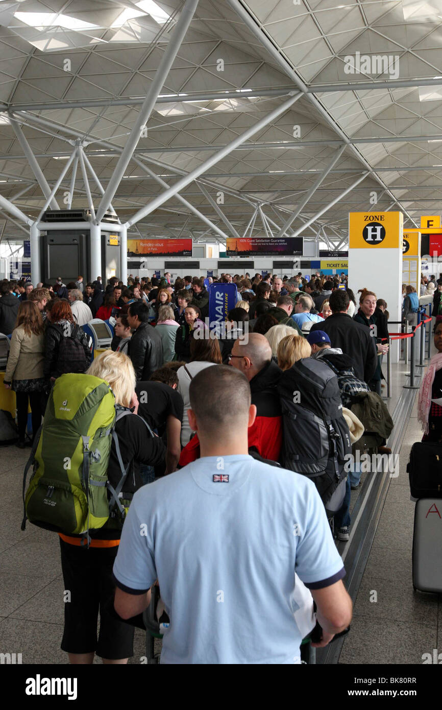 PASSAGIER-WARTESCHLANGEN AM FLUGHAFEN STANSTED Stockfoto