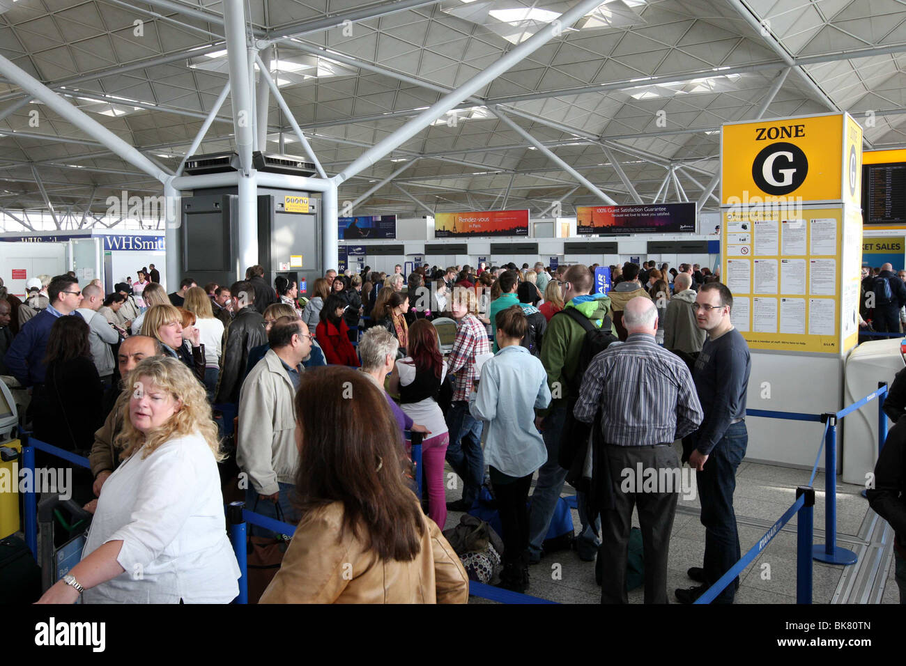 PASSAGIER-WARTESCHLANGEN AM FLUGHAFEN STANSTED Stockfoto