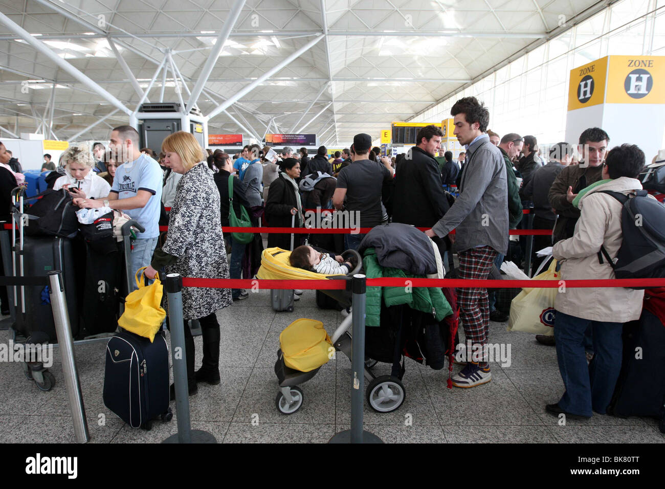PASSAGIER-WARTESCHLANGEN AM FLUGHAFEN STANSTED Stockfoto