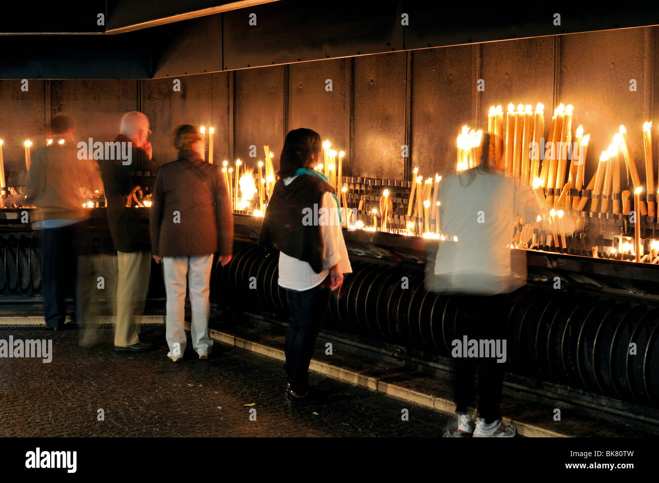 Portugal, Fátima: Pilger bei Kerzenlicht bieten Stockfoto