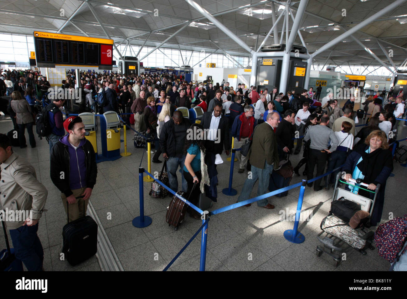 PASSAGIER-WARTESCHLANGEN AM FLUGHAFEN STANSTED Stockfoto