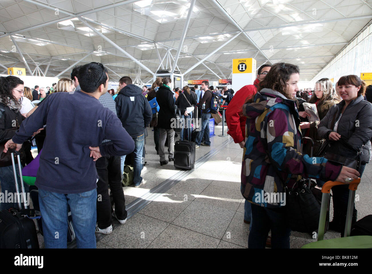 PASSAGIER-WARTESCHLANGEN AM FLUGHAFEN STANSTED Stockfoto