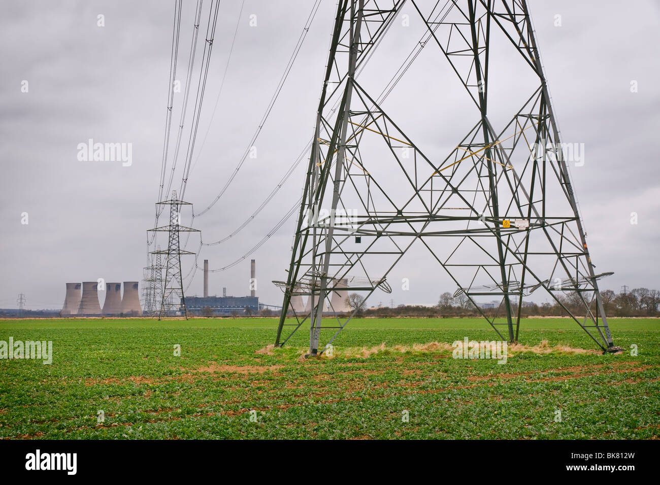 Strommasten unter Freileitungen aus dem Westen Burton Kohlekraftwerk in Nottinghamshire. Stockfoto