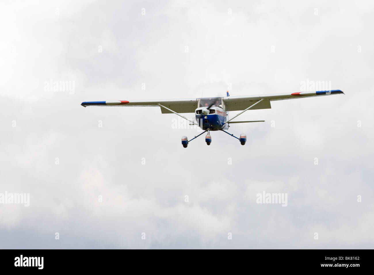 Reims Cessna F152 Aerobat G-PHOR im Endanflug auf Netherthorpe Flugplatz landen Stockfoto