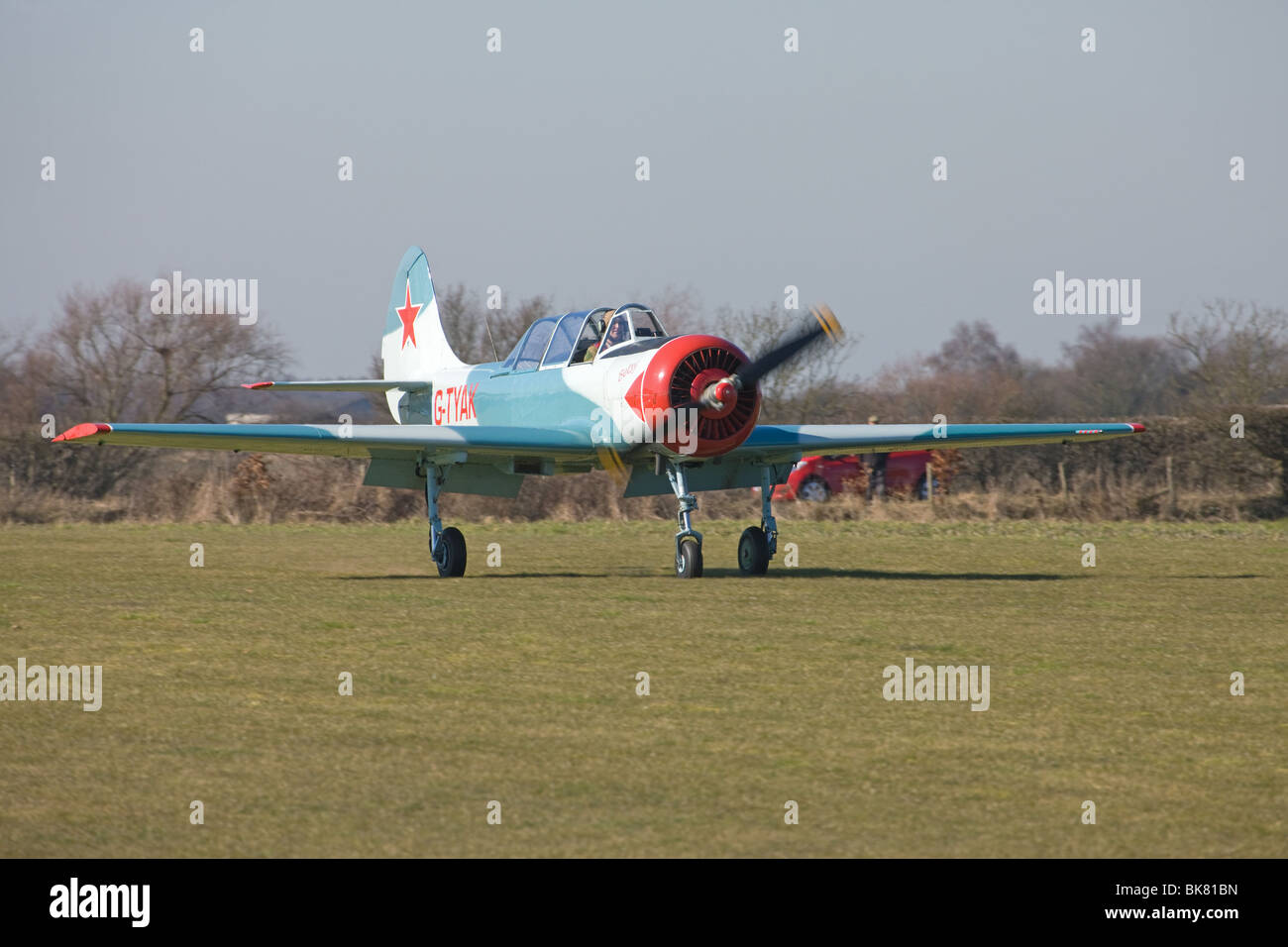 Jakowlew Jak-52 'Betsy' G-TYAK Landung auf Beighton Flugplatz Stockfoto